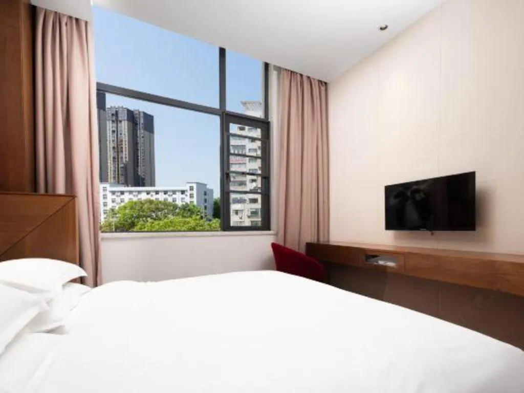 Bed in Borrman Hotel Qianjiang High-speed Railway Station Lobster City