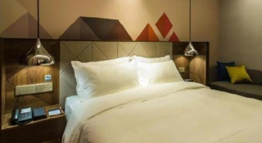 Bed in Borrman Hotel Qianjiang High-speed Railway Station Lobster City