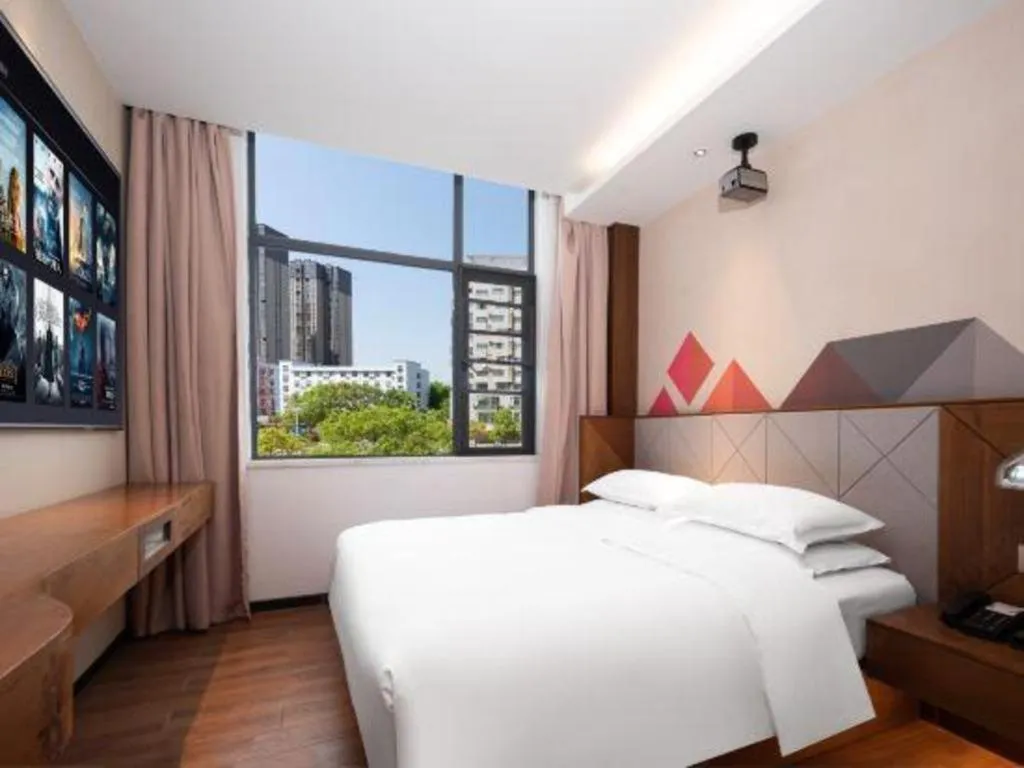 Bed in Borrman Hotel Qianjiang High-speed Railway Station Lobster City
