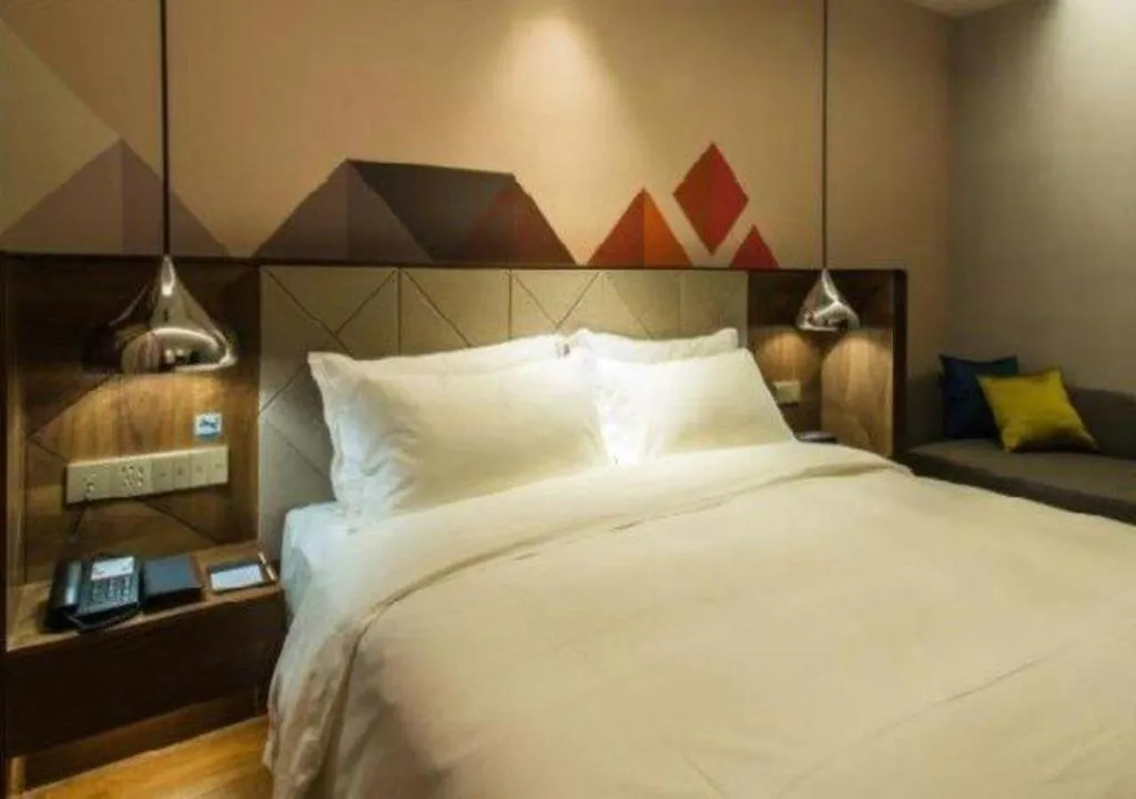 Bed in Borrman Hotel Qianjiang High-speed Railway Station Lobster City