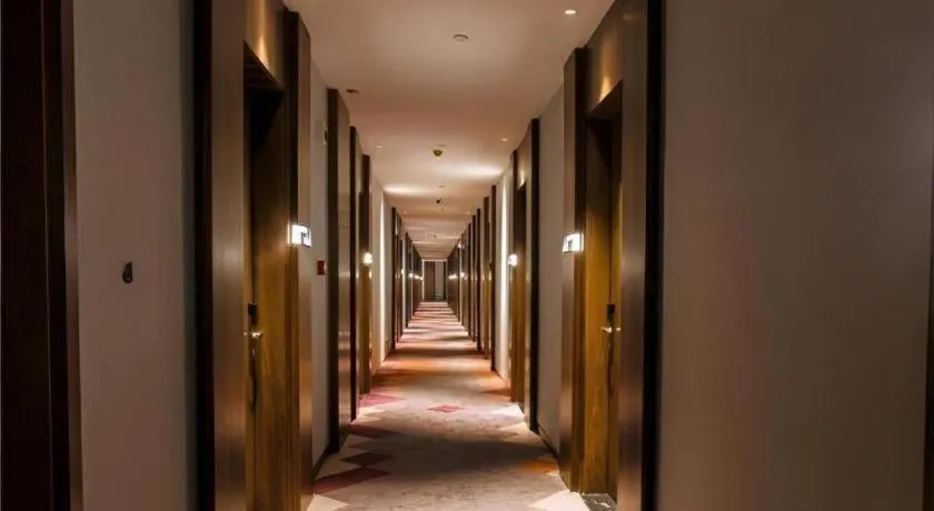 Borrman Hotel Qianjiang High-speed Railway Station Lobster City