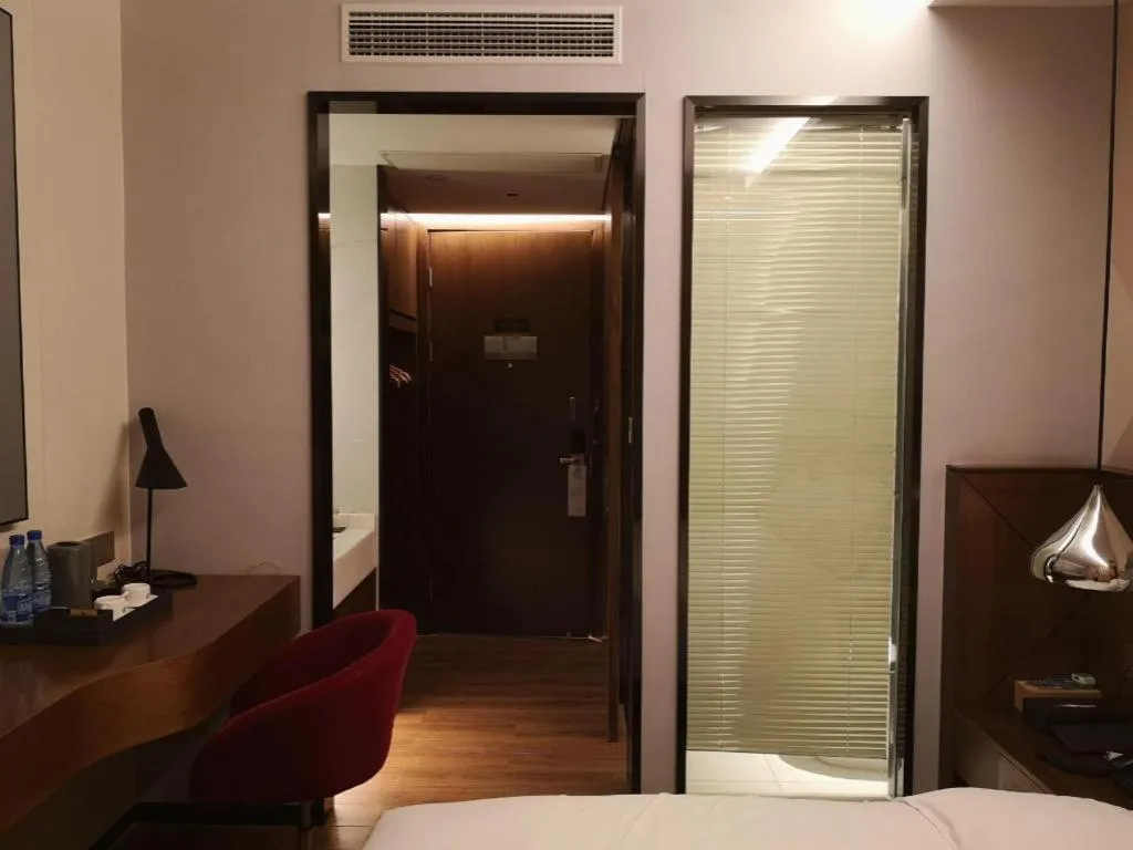 Borrman Hotel Qianjiang High-speed Railway Station Lobster City