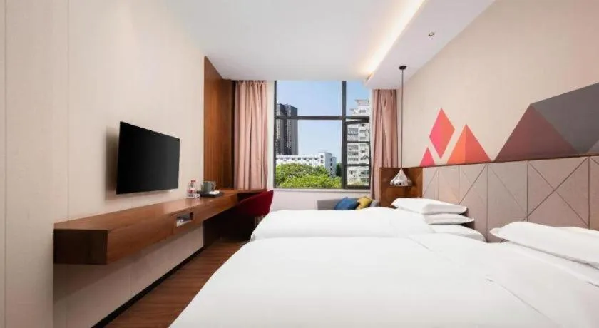 Bed in Borrman Hotel Qianjiang High-speed Railway Station Lobster City