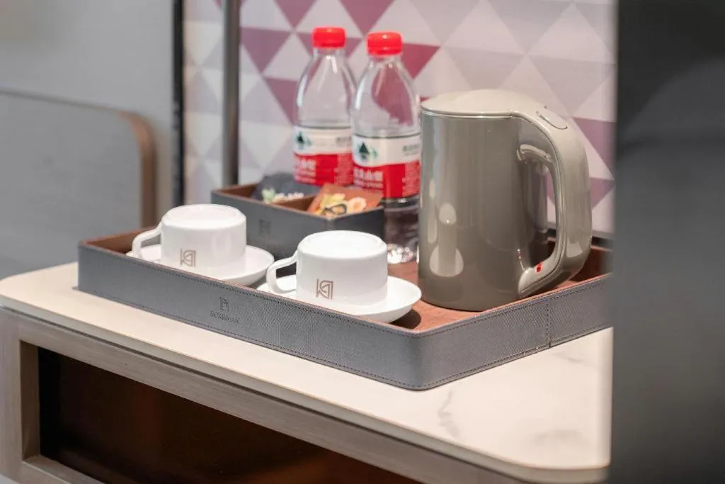 Borrman Hotel Qianjiang High-speed Railway Station Lobster City