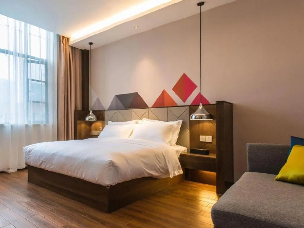Bed in Borrman Hotel Qianjiang High-speed Railway Station Lobster City