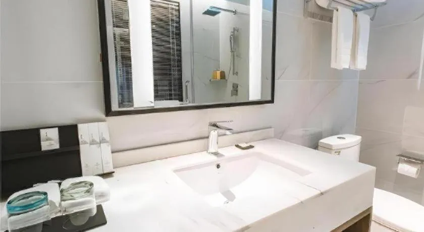 Borrman Hotel Qianjiang High-speed Railway Station Lobster City