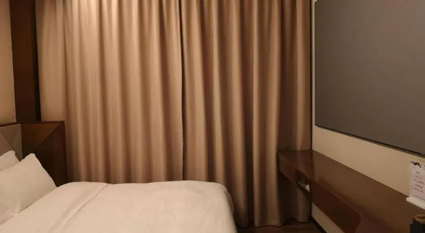 Bed in Borrman Hotel Qianjiang High-speed Railway Station Lobster City