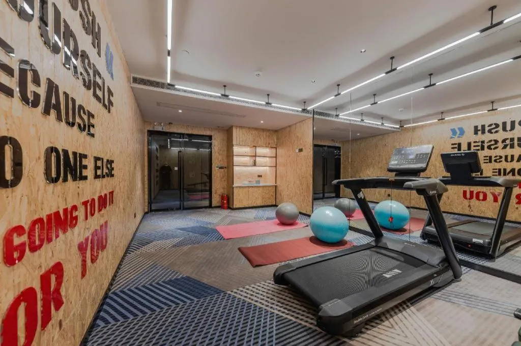 Borrman Hotel Qianjiang High-speed Railway Station Lobster City