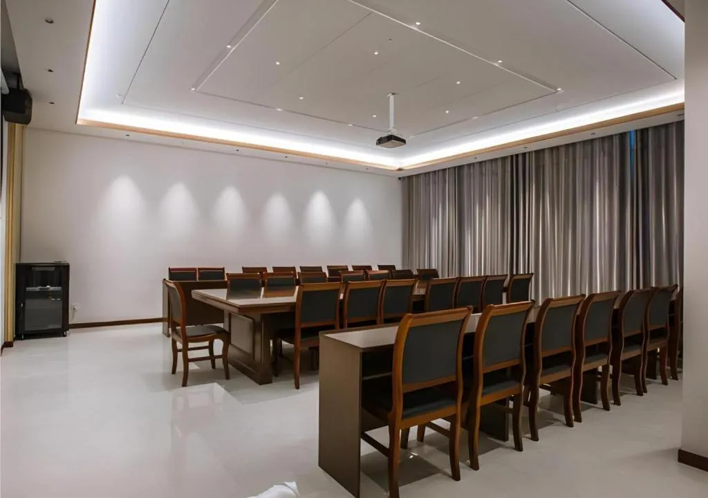 Borrman Hotel Qianjiang High-speed Railway Station Lobster City