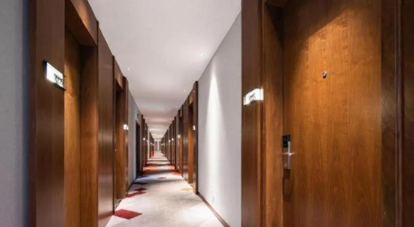 Borrman Hotel Qianjiang High-speed Railway Station Lobster City