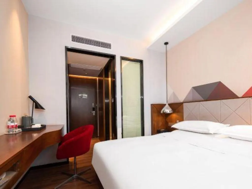 Bed in Borrman Hotel Qianjiang High-speed Railway Station Lobster City