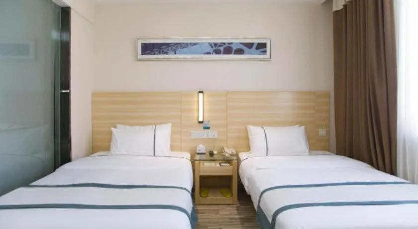 Bed in City Comfort Inn Guilin Xiangbi Mountain Park