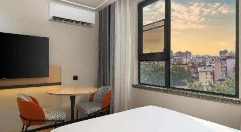 Bed in City Comfort Inn Guilin Xiangbi Mountain Park