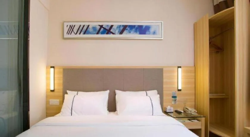 Bed in City Comfort Inn Guilin Xiangbi Mountain Park