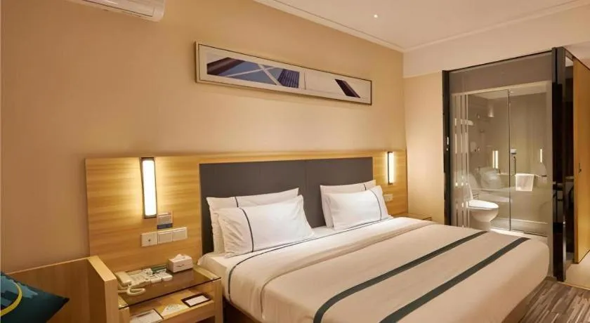 Bed in City Comfort Inn Liuzhou High-speed Railway Station Entrance