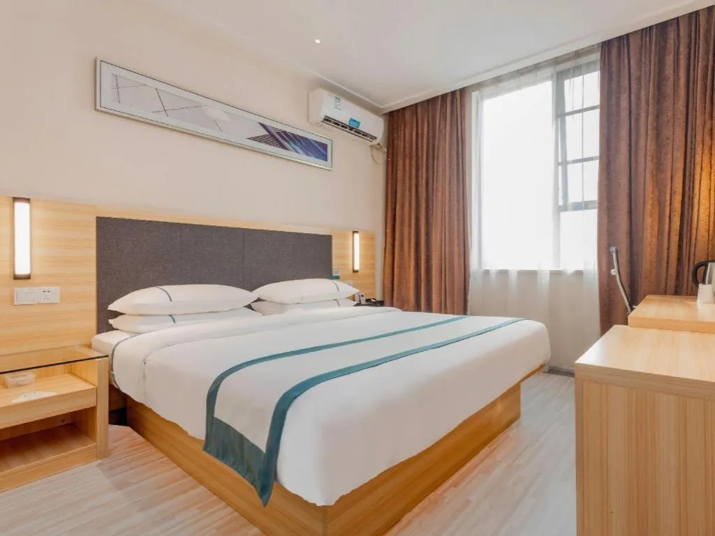 Bed in City Comfort Inn Liuzhou High-speed Railway Station Entrance