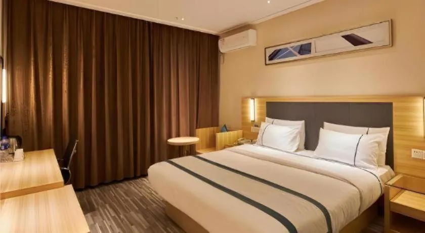 Bed in City Comfort Inn Liuzhou High-speed Railway Station Entrance