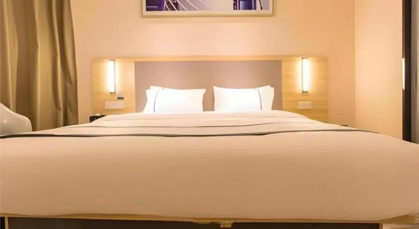 Bed in City Comfort Inn Liuzhou High-speed Railway Station Entrance