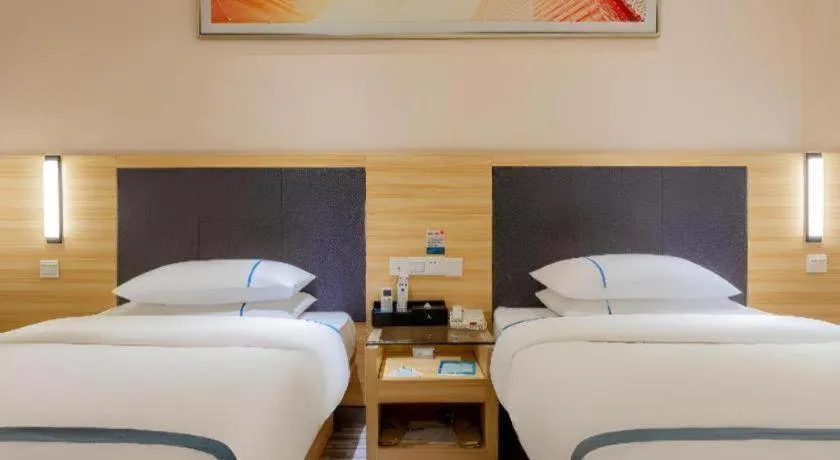 Bed in City Comfort Inn Liuzhou High-speed Railway Station Entrance