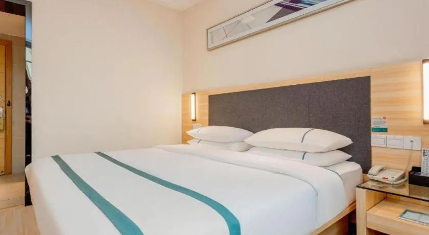 Bed in City Comfort Inn Liuzhou High-speed Railway Station Entrance