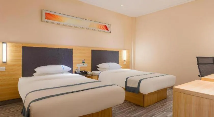 Bed in City Comfort Inn Liuzhou High-speed Railway Station Entrance