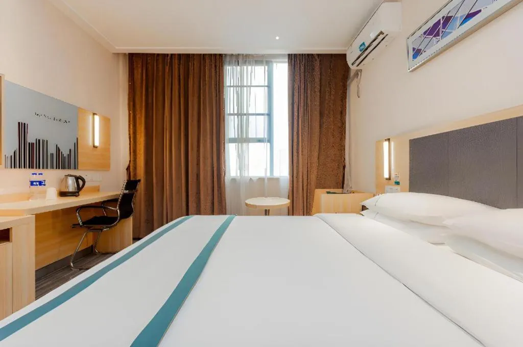 Bed in City Comfort Inn Liuzhou High-speed Railway Station Entrance