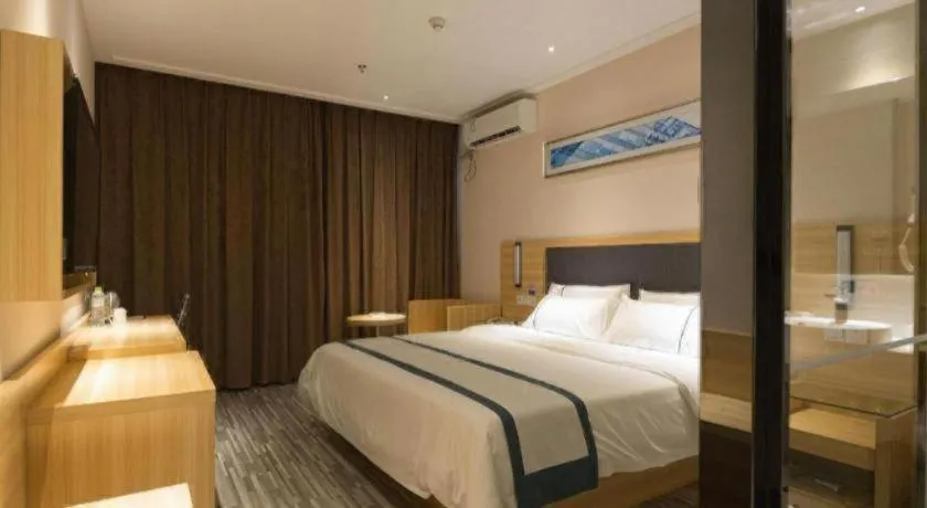 Bed in City Comfort Inn Liuzhou High-speed Railway Station Entrance