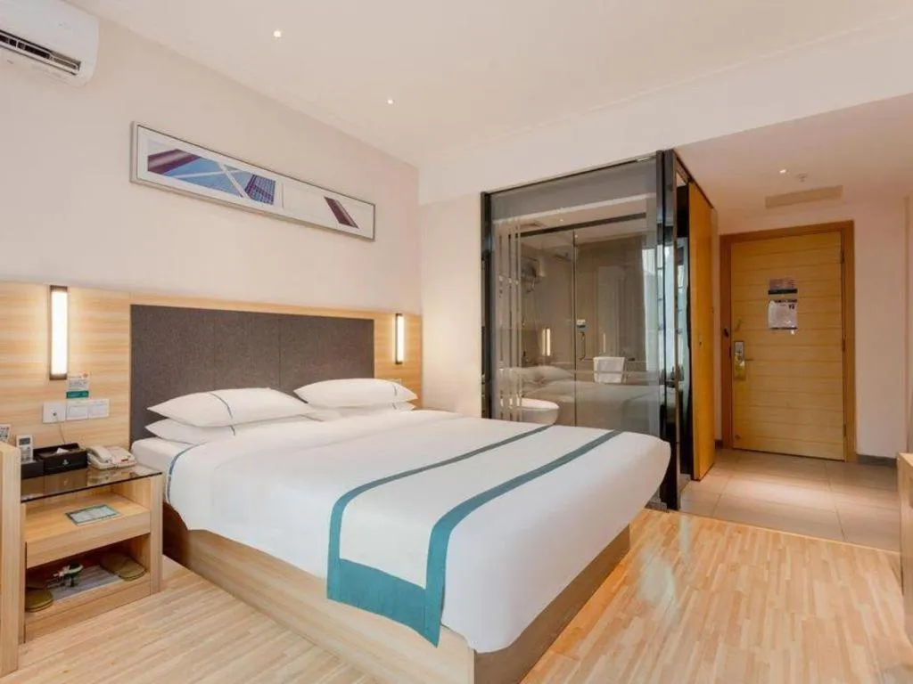 Bed in City Comfort Inn Liuzhou High-speed Railway Station Entrance