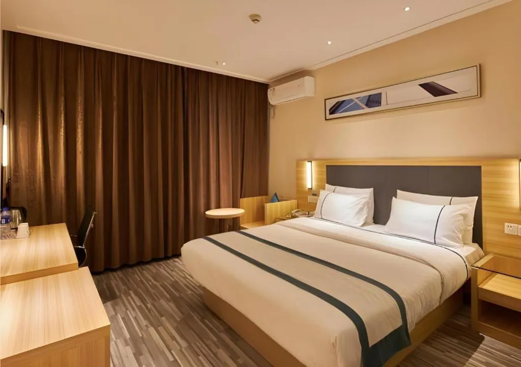 Bed in City Comfort Inn Liuzhou High-speed Railway Station Entrance