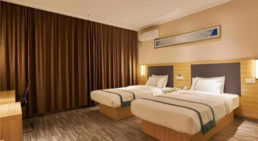 Bed in City Comfort Inn Liuzhou High-speed Railway Station Entrance