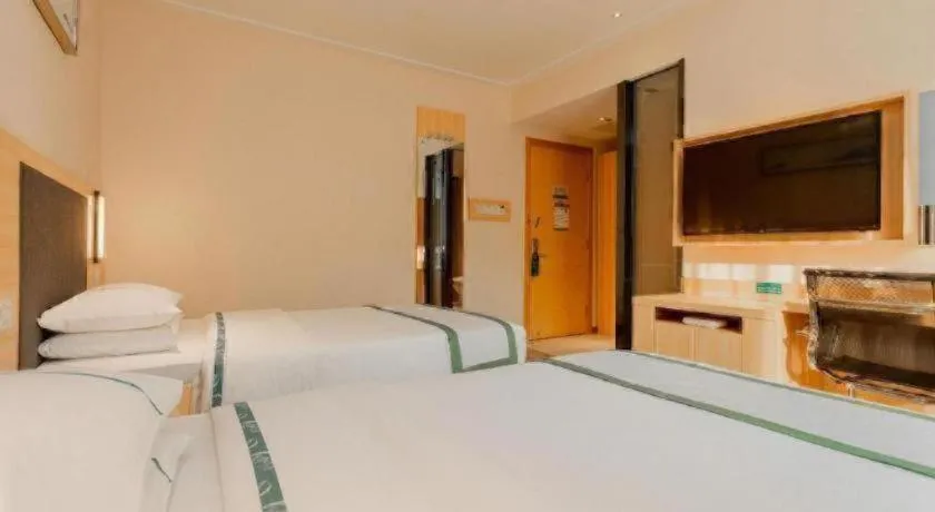 Bed in City Comfort Inn Liuzhou High-speed Railway Station Entrance