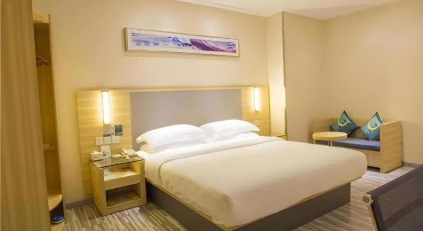 Bed in City Comfort Inn Fangcheng Qunxing Avenue