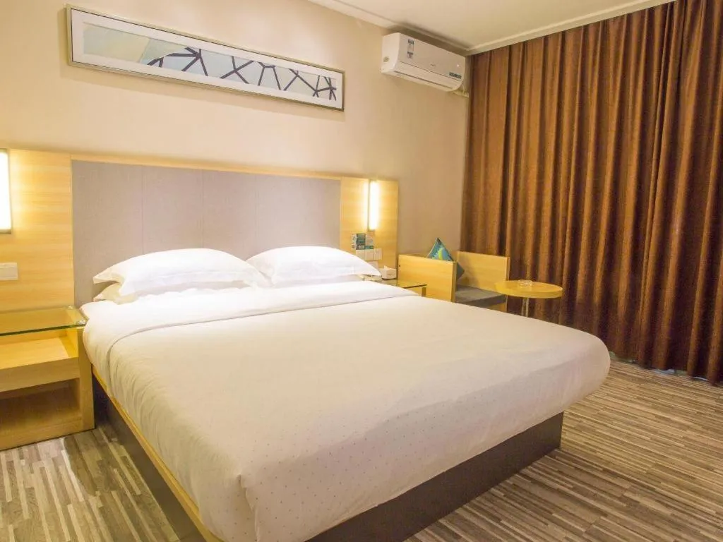 Bed in City Comfort Inn Fangcheng Qunxing Avenue