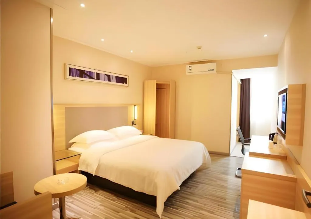 Bed in City Comfort Inn Fangcheng Qunxing Avenue