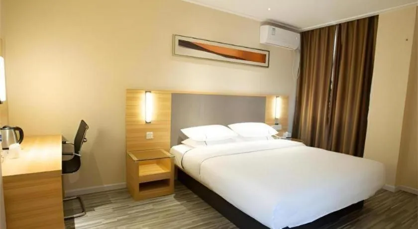 Bed in City Comfort Inn Huanggang Tuanfeng Passenger