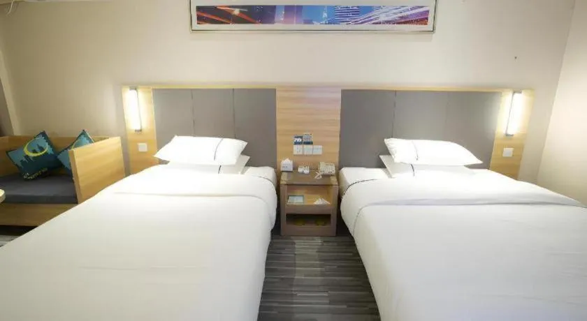 Bed in City Comfort Inn Huanggang Tuanfeng Passenger