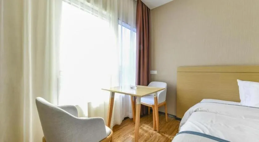 Bed in City Comfort Inn Zhuhai Qinglv Middle Road Riyuebei Grand Theater