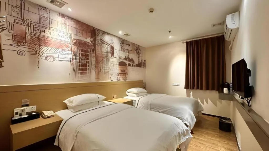 Bed in City Comfort Inn Zhuhai Qinglv Middle Road Riyuebei Grand Theater