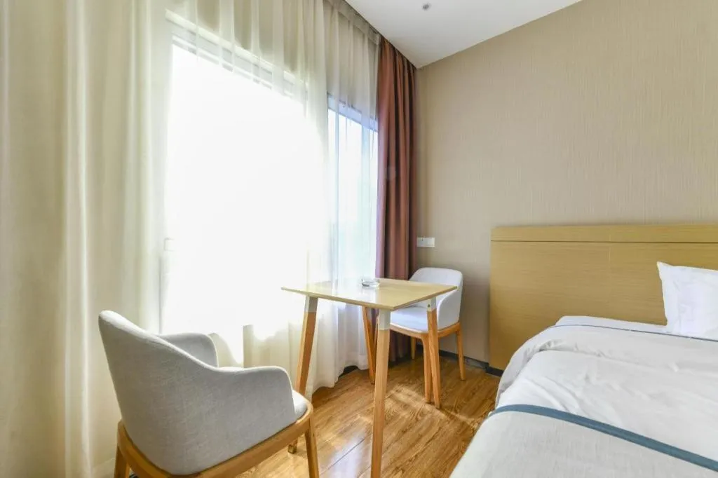 Bed in City Comfort Inn Zhuhai Qinglv Middle Road Riyuebei Grand Theater