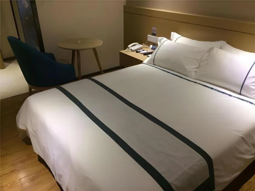 Bed in City Comfort Inn Zhuhai Qinglv Middle Road Riyuebei Grand Theater