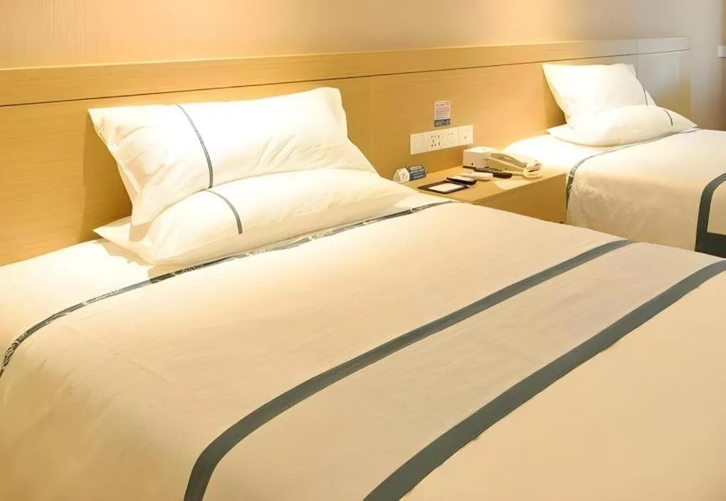 Bed in City Comfort Inn Zhuhai Qinglv Middle Road Riyuebei Grand Theater