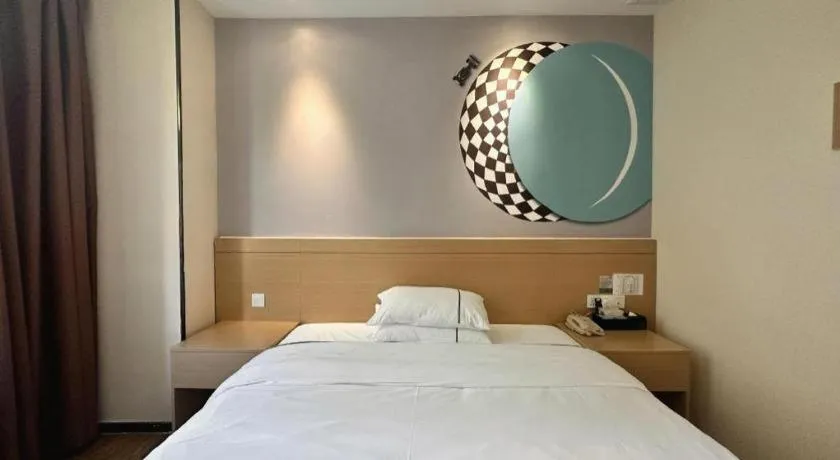 Bed in City Comfort Inn Zhuhai Qinglv Middle Road Riyuebei Grand Theater