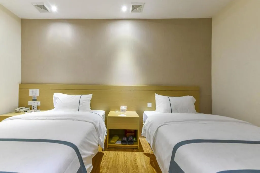 Bed in City Comfort Inn Zhuhai Qinglv Middle Road Riyuebei Grand Theater