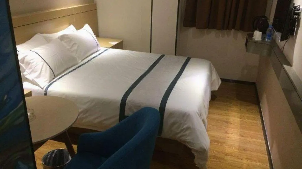 Bed in City Comfort Inn Zhuhai Qinglv Middle Road Riyuebei Grand Theater
