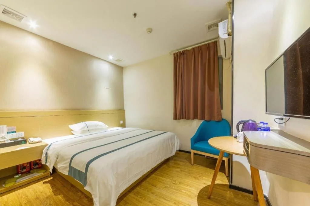 Bed in City Comfort Inn Zhuhai Qinglv Middle Road Riyuebei Grand Theater