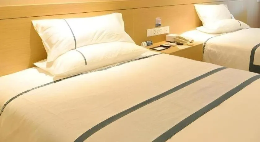 Bed in City Comfort Inn Zhuhai Qinglv Middle Road Riyuebei Grand Theater