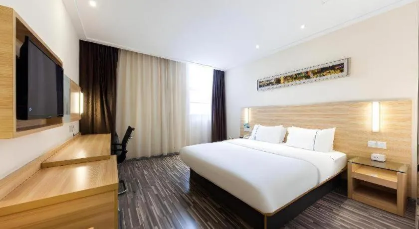 Bed in City Comfort Inn Jingmen Zhongjian Jinxiang Square