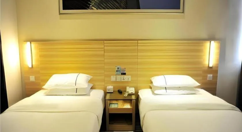 Bed in City Comfort Inn Jingmen Zhongjian Jinxiang Square