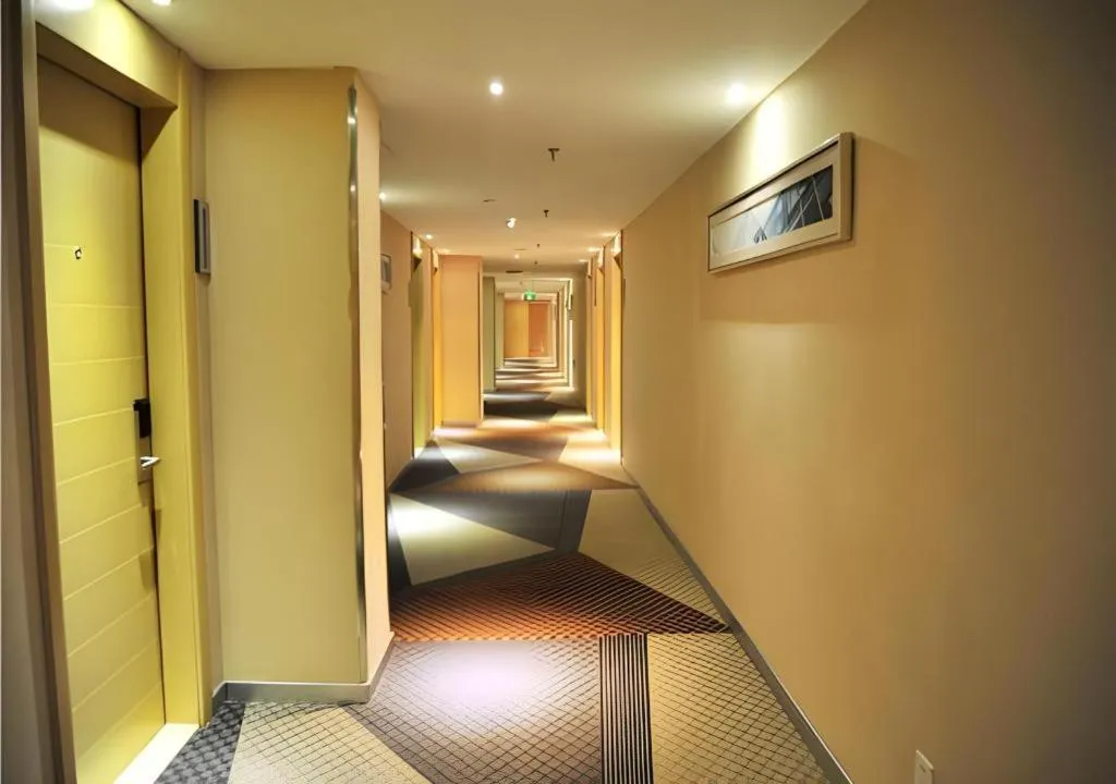 Bed in City Comfort Inn Jingmen Zhongjian Jinxiang Square