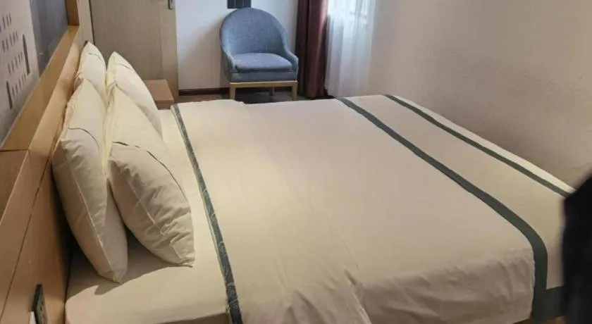 Bed in City Comfort Inn Chongqing Huangguan Dafuti